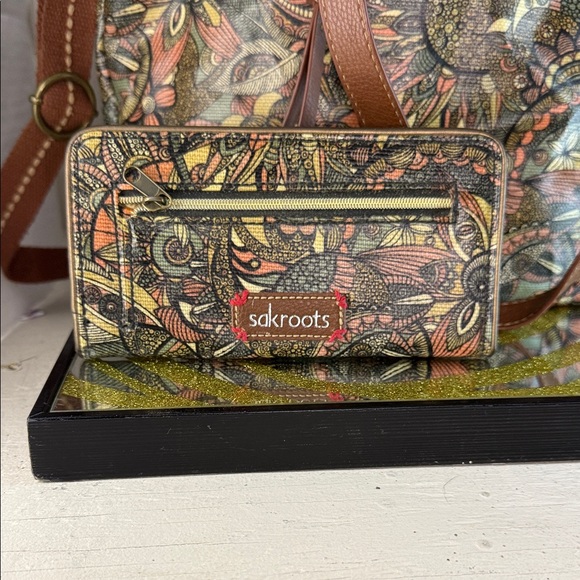 Sakroots Floral Shoulder Bag with Wallet - Brown and Green. Boho - Picture 3 of 14